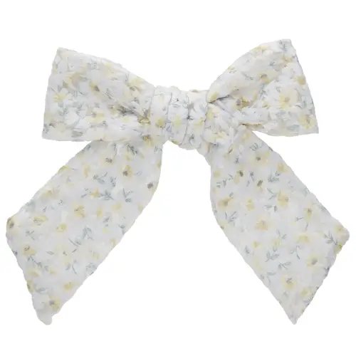 zakolka-dlia-volos-s-kruzhevom-i-bantom